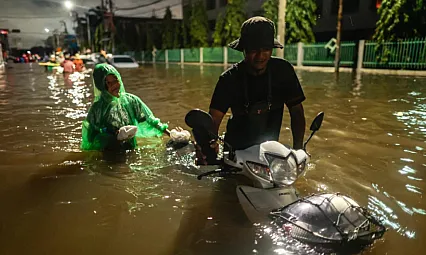 Bangkok Sular Altında! Binlerce Kişi Tahliye Edildi