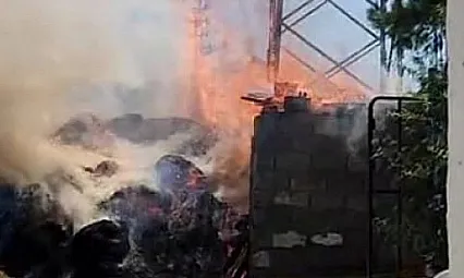 Elektrik kabloları odunlukta yangına neden oldu