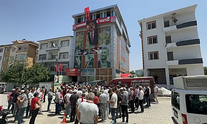 Malatya'da CHP İl Binası Önünde Arbede! Eski Yönetimden Sert Açıklamalar
