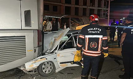 Malatya'da Faciadan Dönüldü! Otomobil Otobüsün Altında Kaldı