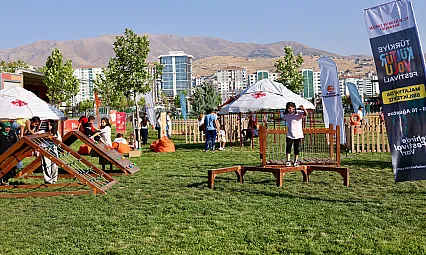 Malatya'da Festivalin 8. Gününde Renkli Görüntüler! Çocuklar Geleneksel Sporları Denedi