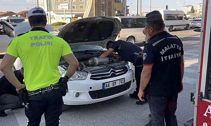 Malatya'da Otomobilde Mahsur Kalan Yavru Kedi Kurtarıldı