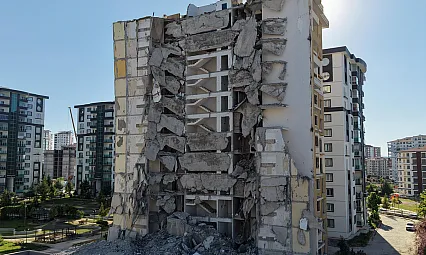 Malatya'da Yıkım Krizi! İş Makineleri Bile Bu Binaya Karşı Yetersiz Kaldı