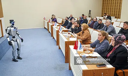 Türkiye'de bir ilk! Meclis Toplantısına Katıldı Tüm Soruları Yanıtladı