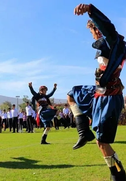 Anadolu Topraklarının Mağrur Sesi Zeybek Dansının Tarihsel Yolculuğu ve Derin Sırları