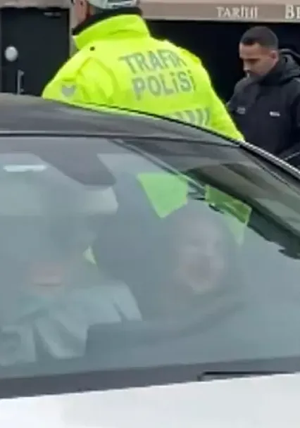 Bebek Sahili'nde Trafik Değil Akıl Durdu! Araç Kuyruğunda Önce Dans Şovu, Sonra Polise Tekmeli Saldırı