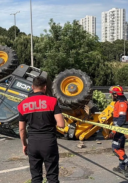 İstanbul'da Çekicinin Taşıdığı İş Makinesi Sürücünün Üzerine Devrildi!