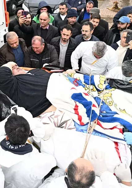 Kapılar Kırıldı, Özel Ekip Seferber Oldu: Fil Hastası Tedavi İçin Yola Çıktı