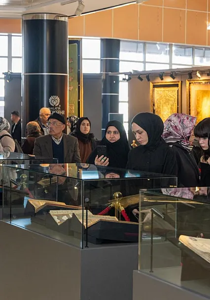 Malatya'da Kutsal Emanetler Sergisi Yoğun İlgi Gördü