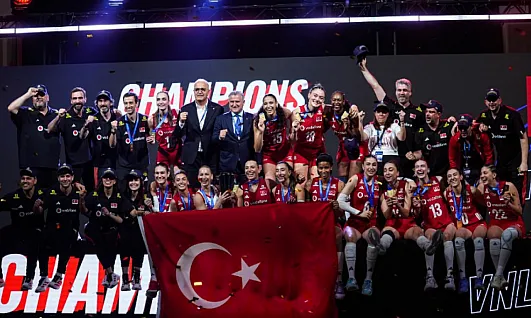 Altın Kızlar İstanbul'da Bayraklar Ve Marşlarla Karşılandı!