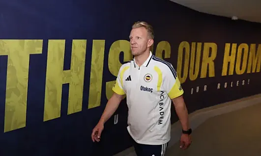 Fenerbahçe'de Taraftarı Heyecanlandıran Dönüş! Dirk Kuyt Resmen Geri Döndü