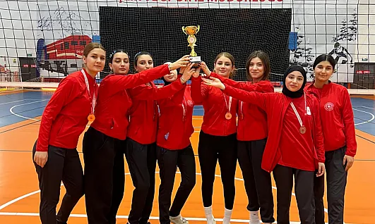 Kars'ta Malatya Rüzgarı Esti! Filenin Kraliçeleri 44 Şampiyonluk Kupasını Kaldırdı