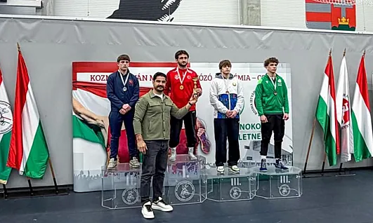 Malatyalı Güreşçiler Macaristan'ı Salladı: İki Sıklette Altın Madalya Geldi!