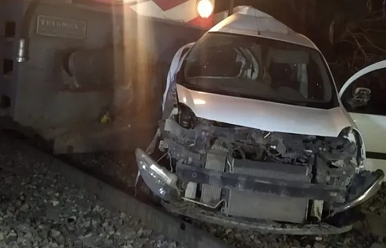 Yük treni hemzemin geçitte araçla çarpıştı: 1 yaralı
