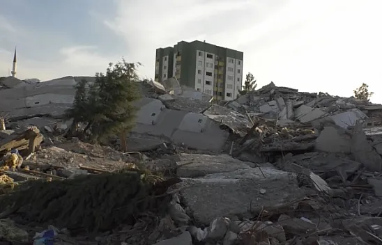 Yıkımıyla övünülen Yeşilevler'in enkazı kaldırılmadı!