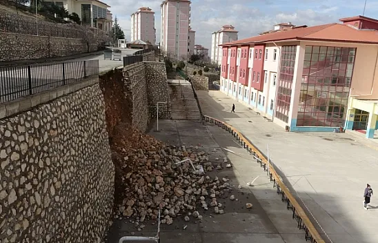 Malatya'da okulun istinat duvarı çöktü