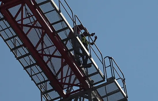 Deprem bölgesinde işçi eylemi! Maaş alamayınca...