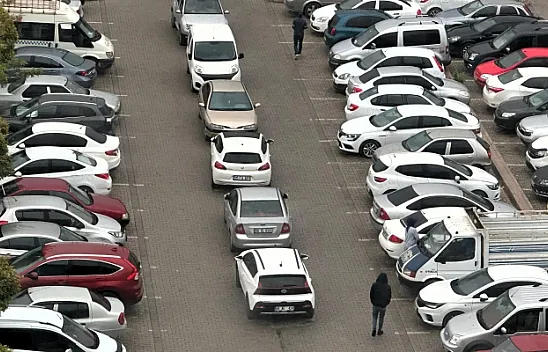Hastane otoparkında düzensiz park sorunu sürücüleri zorluyor
