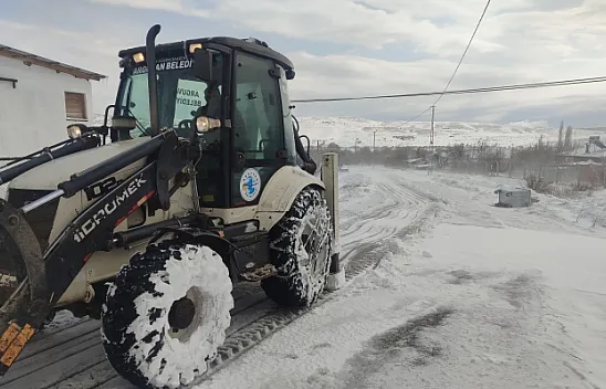 Arguvan'da karla mücadele devam ediyor