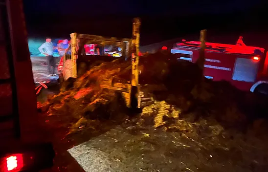 Arguvan'da yonca yüklü kamyonet alev alev yandı