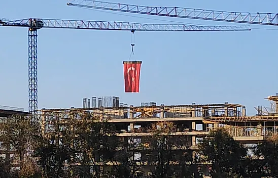 Cumhuriyet'in 102. Yılına Vinç Operatöründen Anlamlı Kutlama