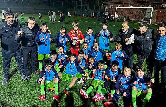Doğanşehir Belediyespor U12 Takımı Şampiyonluk Kupasını Kaldırdı