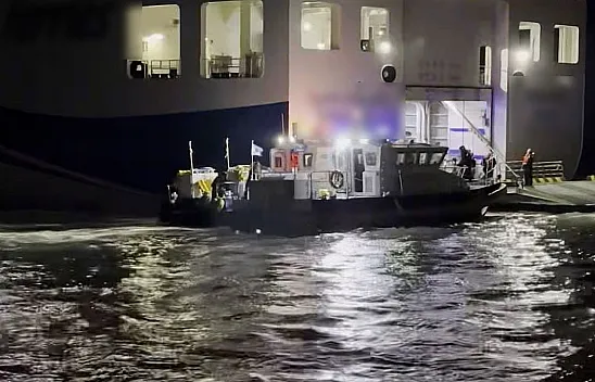 Güney Kore'de Feribot Alarmı: 246 Yolcu Taşayan Dev Gemi Kayalıklara Çarparak Karaya Oturdu