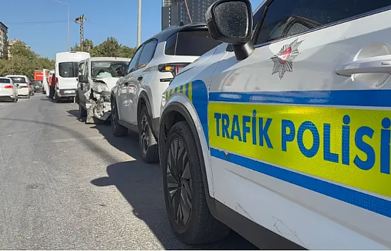 Paşaköşkü'nde 4 Araç Birbirine Girdi: 2 Yaralı