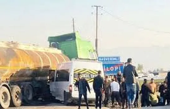 Şırnak'ta Okul Servisi Dehşeti! Öğrencileri Taşıyan Araç Tankerle Çarpıştı: 14 Yaralı