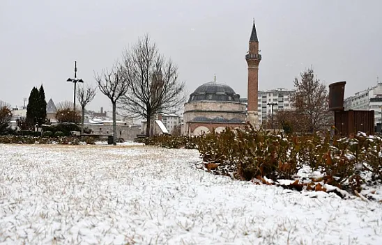 Sivas'ta Mevsimin İlk Karı Yağdı: Kent Meydanı ve Yüksek Kesimler Beyaza Büründü