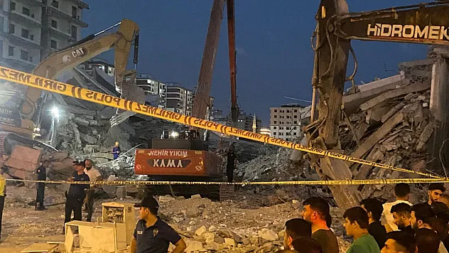 15 Katlı bina çöktü, operatör enkaz altında can verdi