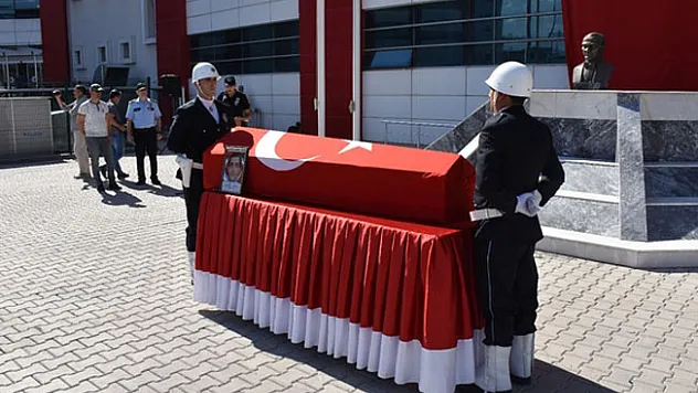Karakolda Vahşet! Polisin boğazını kesti