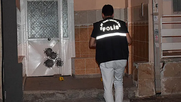 Apartmana pompalı tüfekle ateş açıp kaçtılar!