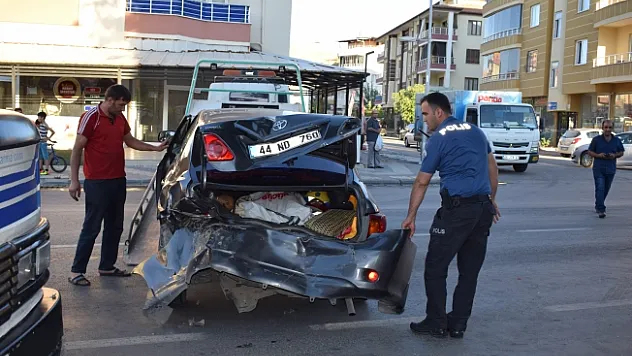 Otomobil çarptı, sonra altına alarak sürekledi, sürücü ağır yaralandı!