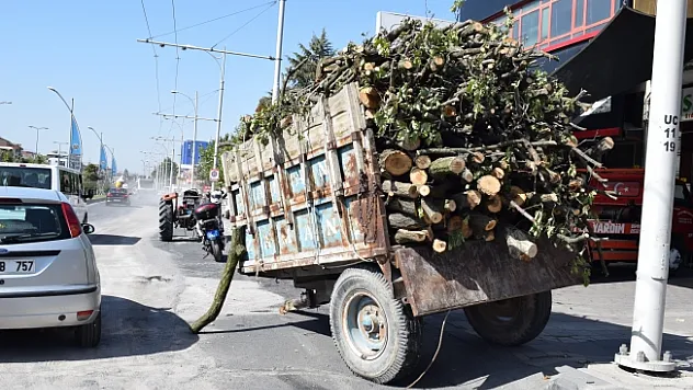 Çevre yolunda odun yüklü traktör devrildi