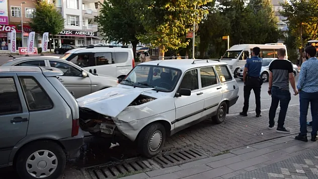 Kaza yapan araç sürücüsü öyle bir şey yaptı ki!