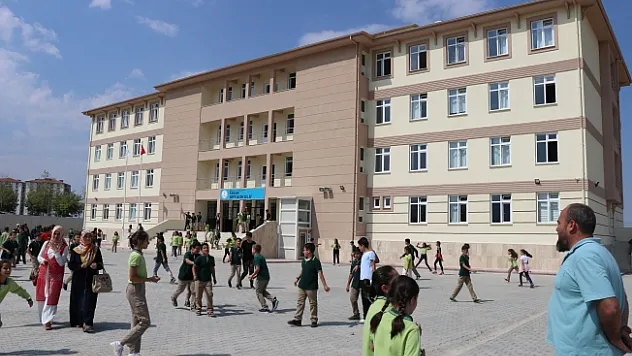 Okulda skandal: Veli, okul müdürünü silahla tehdit etti!