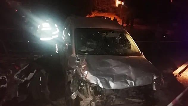 Otomobil ile hafif ticari araç çarpıştı: 1 ölü, 2 yaralı
