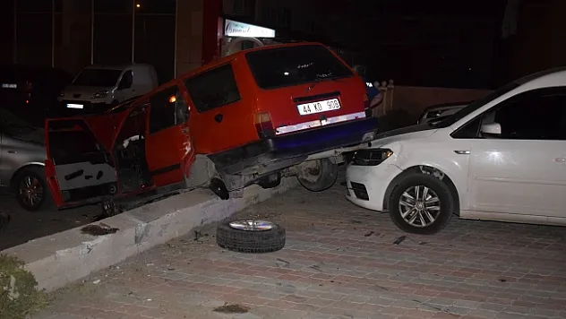 Otomobil park halindeki araçların üzerine uçtu: 1 kişi yaralandı!