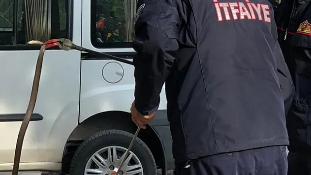 2 metre uzunluğundaki yılan korku dolu anlar yaşattı