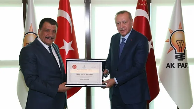 Başkan Gürkan, Cumhurbaşkanı Erdoğan'a 'Fahri Hemşerilik Beratı'nı takdim etti