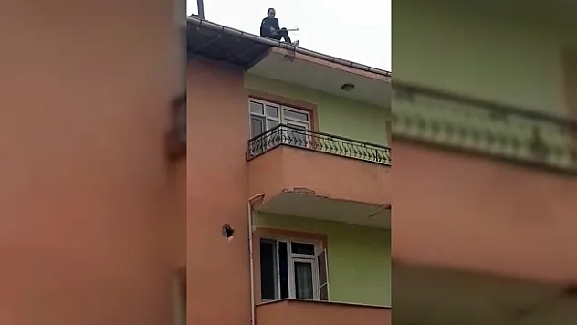 Mahsur kalan kedinin imdadına itfaiye yetişti