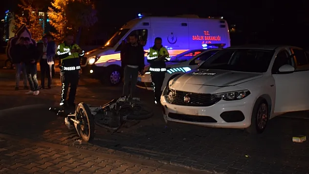 Otomobille motosiklet çarpıştı: Motosiklet sürücüsü yaralandı!