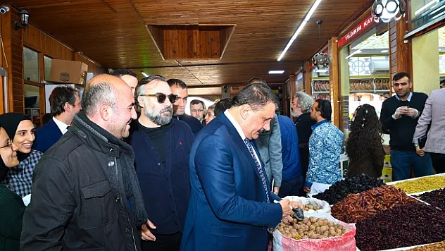 Ünlü oyuncular Şire pazarında