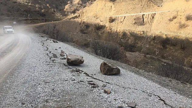 Depremde kopan dev kaya parçaları yolu kapattı!
