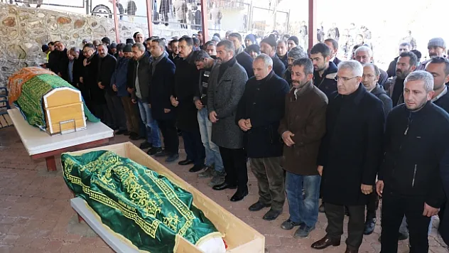 Depremde ölen anne ve oğlu son yolculuklarına uğurlandı!