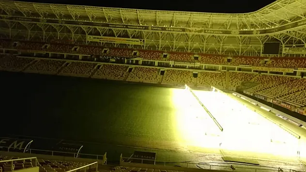 Yeni Malatya Stadı'nın çimleri bakıma alındı