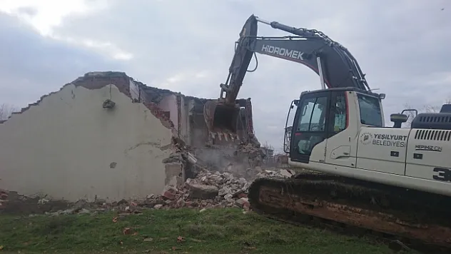Yeşilyurt'ta metruk binalar bir bir yıkılıyor