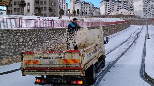 Cadde ve sokaklarda karla mücadele çalışmaları
