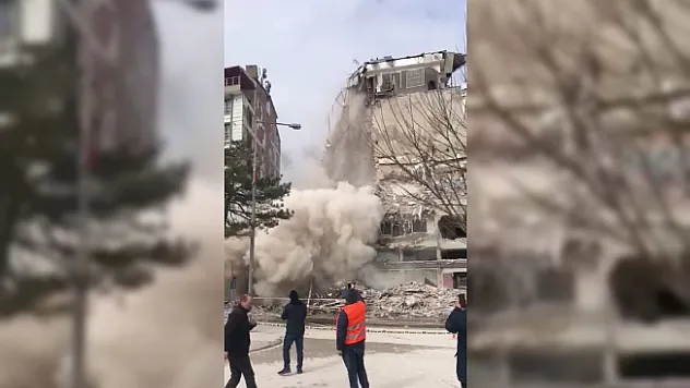 Depremde hasar alan bina yıkılırken çöktü